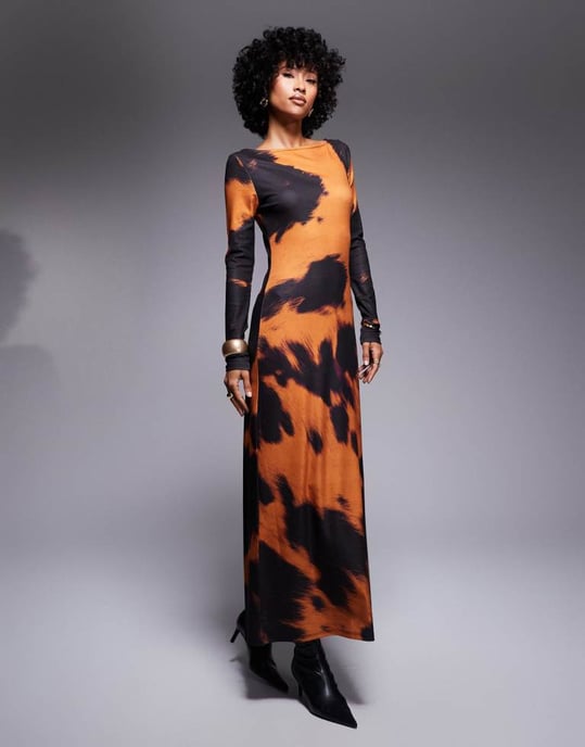 ASOS DESIGN långärmad midiklänning i orange kossa-mönster - Image 2