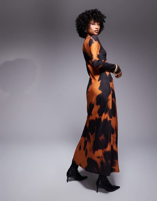 ASOS DESIGN långärmad midiklänning i orange kossa-mönster - Image 3