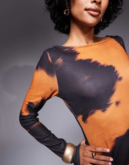 ASOS DESIGN långärmad midiklänning i orange kossa-mönster - Image 4