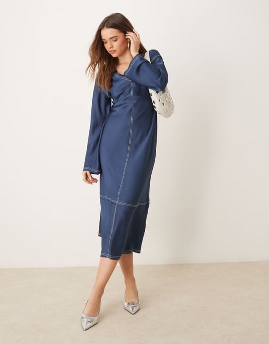 ASOS DESIGN v-ringad satinmidiklänning i denimblå med kontrasterande krämfärgade sömmar - Image 1