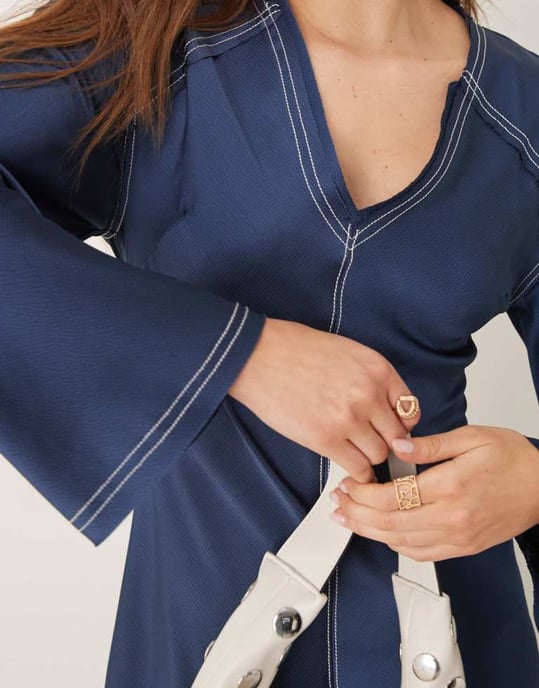 ASOS DESIGN v-ringad satinmidiklänning i denimblå med kontrasterande krämfärgade sömmar - Image 2