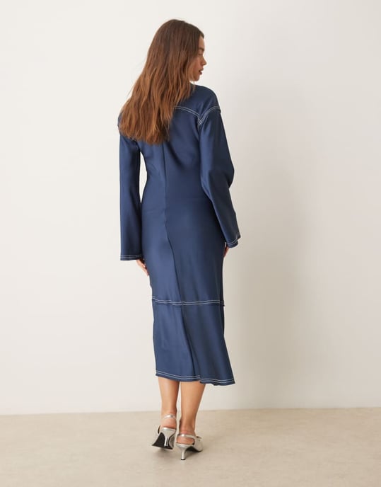 ASOS DESIGN v-ringad satinmidiklänning i denimblå med kontrasterande krämfärgade sömmar - Image 3