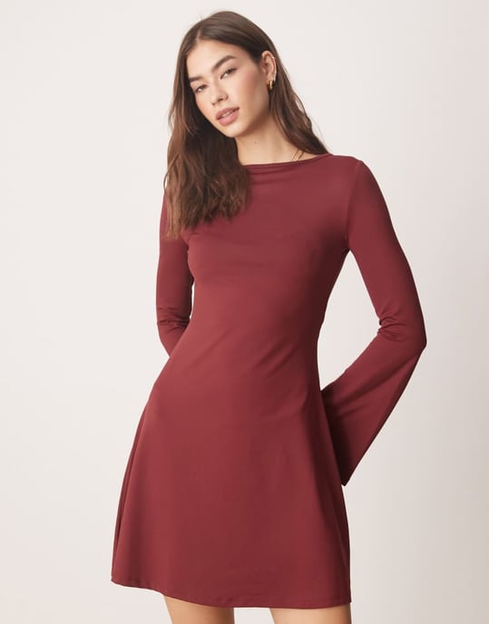ASOS DESIGN klänning med urgröpt hals och trumpetärmar med ryggdetalj i burgundy - Image 2