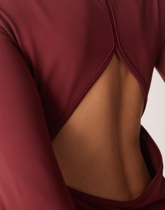 ASOS DESIGN klänning med urgröpt hals och trumpetärmar med ryggdetalj i burgundy - Image 3