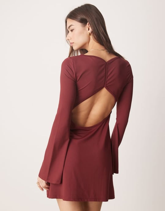 ASOS DESIGN klänning med urgröpt hals och trumpetärmar med ryggdetalj i burgundy - Image 4