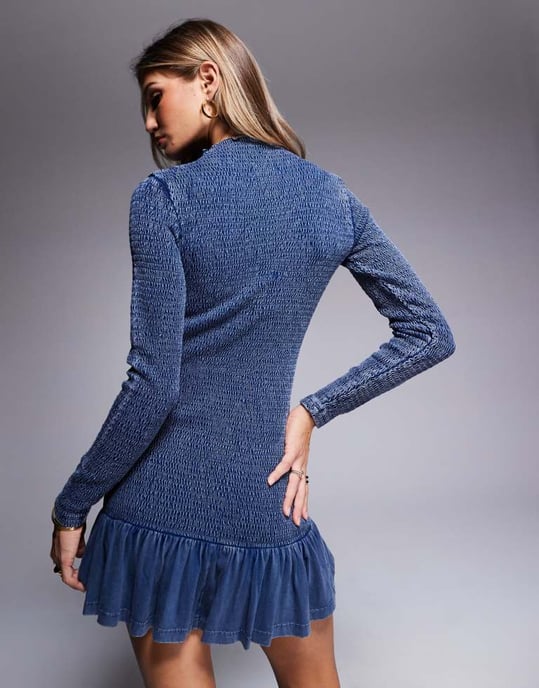 ASOS DESIGN shirred bodice miniklänning med volangkant i dimblå tvätt - Image 2