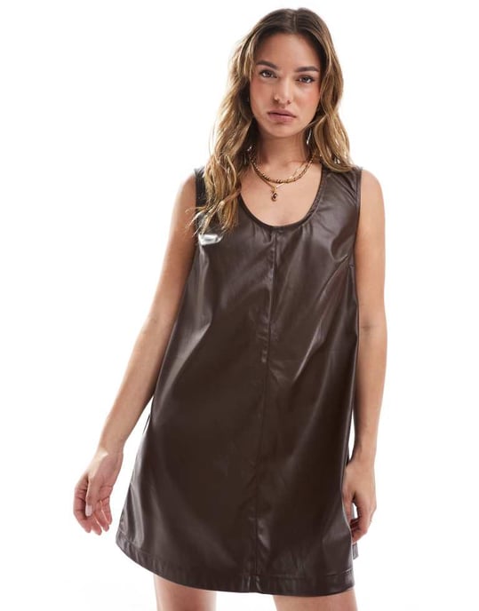 ASOS DESIGN konstläder miniklänning i brun - Image 2