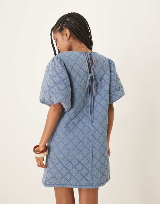 ASOS DESIGN quiltad puffärmad mini klänning i denimtvätt - Image 3