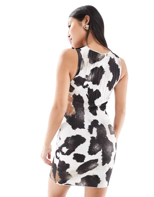 Vero Moda Petite plisserad ärmlös mini-klänning i abstrakt djurmönster - Image 3