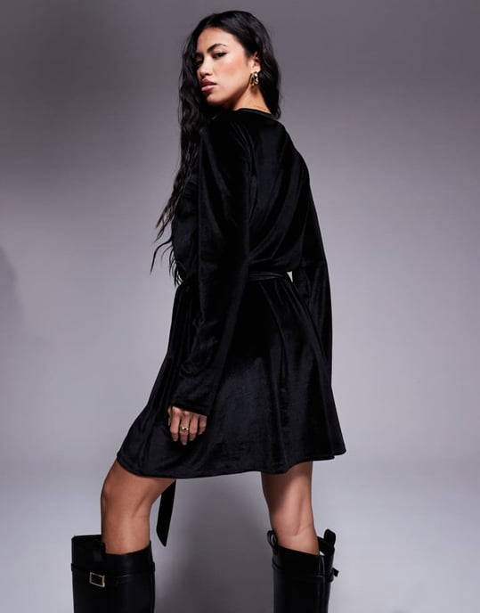 ASOS DESIGN kort klänning i svart med sammetsband i midjan - Image 2