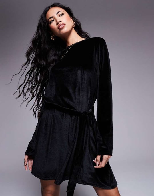 ASOS DESIGN kort klänning i svart med sammetsband i midjan - Image 3