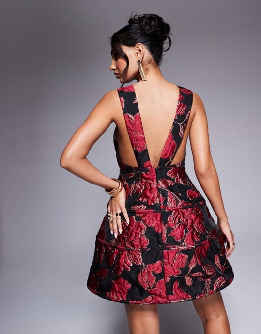 ASOS LUXE jacquard djupt skuren caged mini-klänning med corsage i Vinröd - Image 3