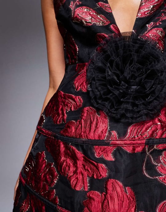 ASOS LUXE jacquard djupt skuren caged mini-klänning med corsage i Vinröd - Image 4