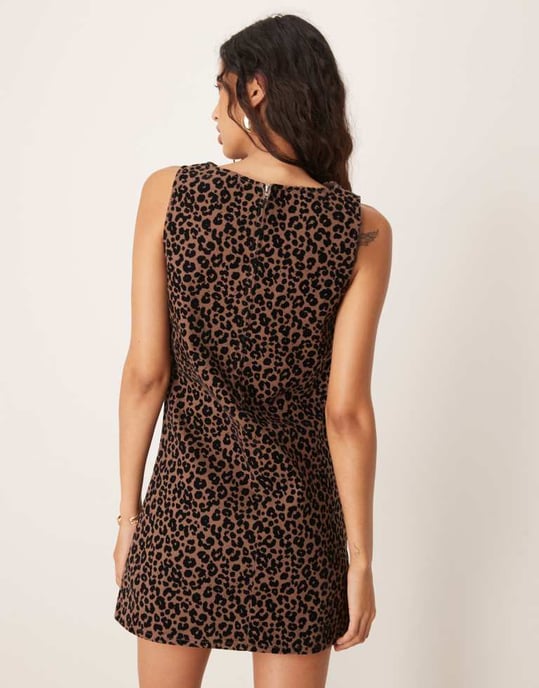 ASOS DESIGN sammetsbelagd denim mini-klänning i mörk leopardmönster - Image 4