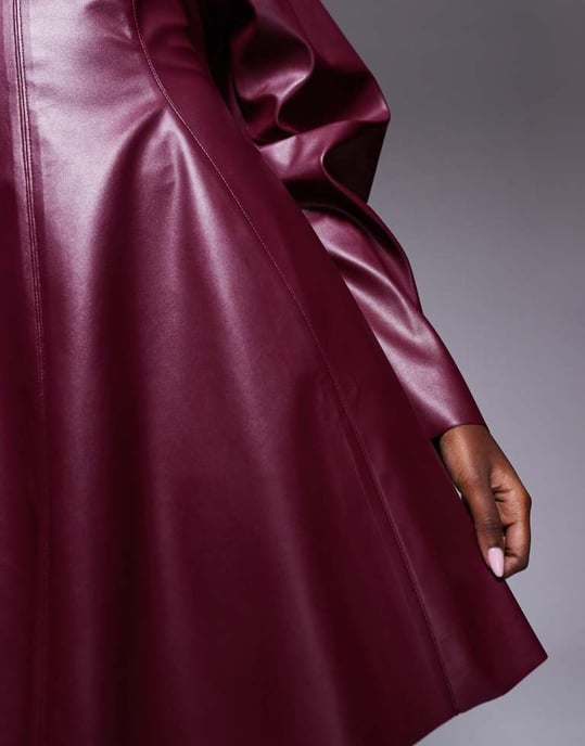 ASOS DESIGN pu kokongärm mini-klänning med sömdetaljer i bordeaux - Image 4