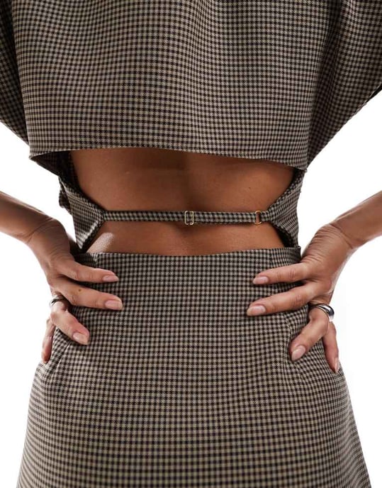 ASOS DESIGN höghalsskjol med öppning på ryggen i brun rutigt mönster - Image 3