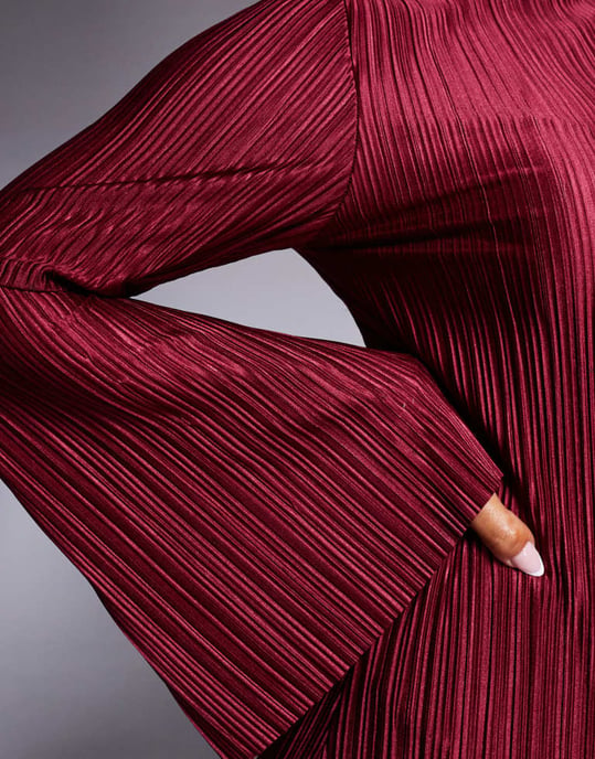 ASOS DESIGN lång ärm plisserad minikläning i vinröd - Image 3