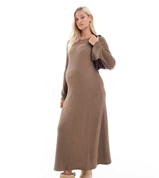 Mamalicious Graviditetsmaxiklänning med textur och utsvängda ärmar i taupe - Image 1
