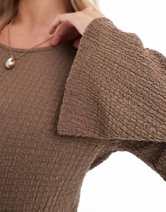 Mamalicious Graviditetsmaxiklänning med textur och utsvängda ärmar i taupe - Image 2