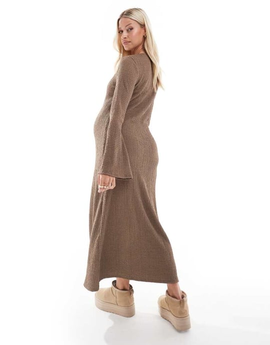 Mamalicious Graviditetsmaxiklänning med textur och utsvängda ärmar i taupe - Image 3