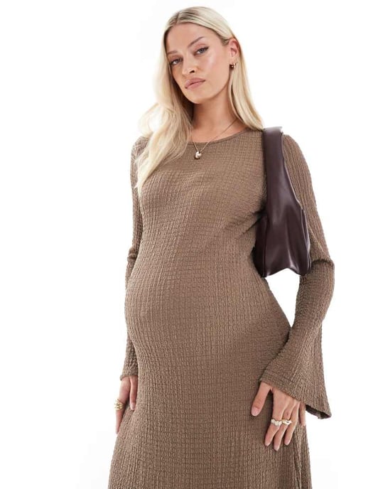 Mamalicious Graviditetsmaxiklänning med textur och utsvängda ärmar i taupe - Image 4