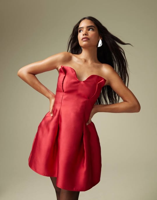 ASOS DESIGN satäng sweetheart bandeau strukturerad mini klänning i röd - Image 1