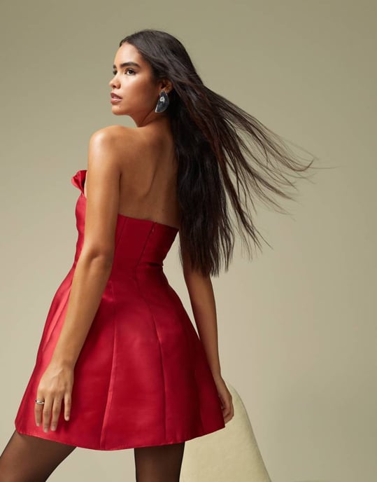 ASOS DESIGN satäng sweetheart bandeau strukturerad mini klänning i röd - Image 3