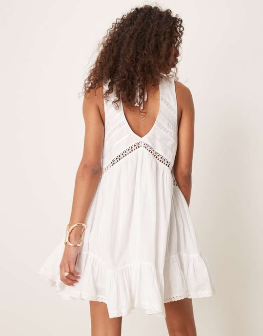ASOS DESIGN näsdukssydd miniklänning med rundad hals i vitt - Image 3