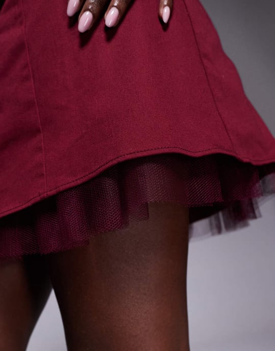ASOS DESIGN korsrygg mini klänning med nätunderskirt i röd - Image 3