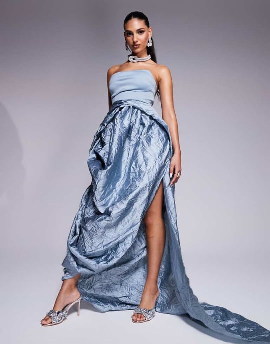 ASOS DESIGN Premium bandeau maxiklänning med texturerad taftkjol i blått - Image 1
