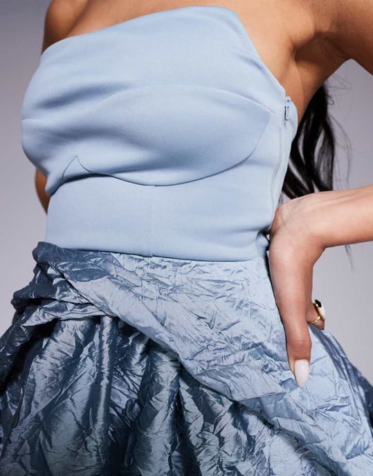 ASOS DESIGN Premium bandeau maxiklänning med texturerad taftkjol i blått - Image 4