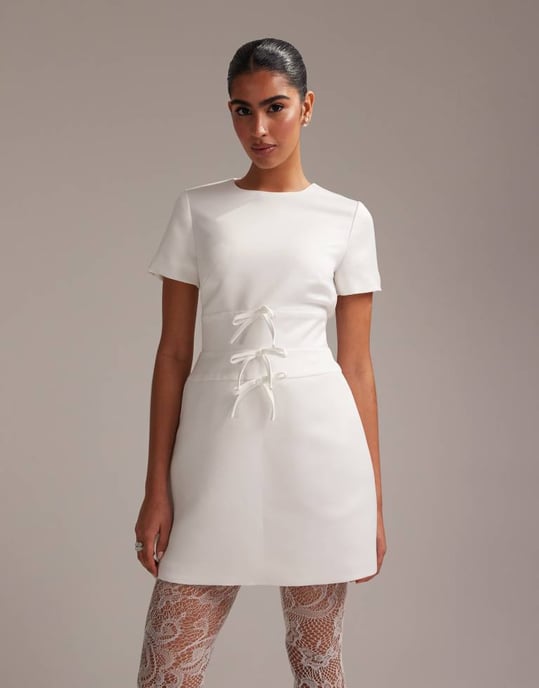 ASOS DESIGN strukturerad satäng mini klänning med båtdetalj i elfenben - Image 3