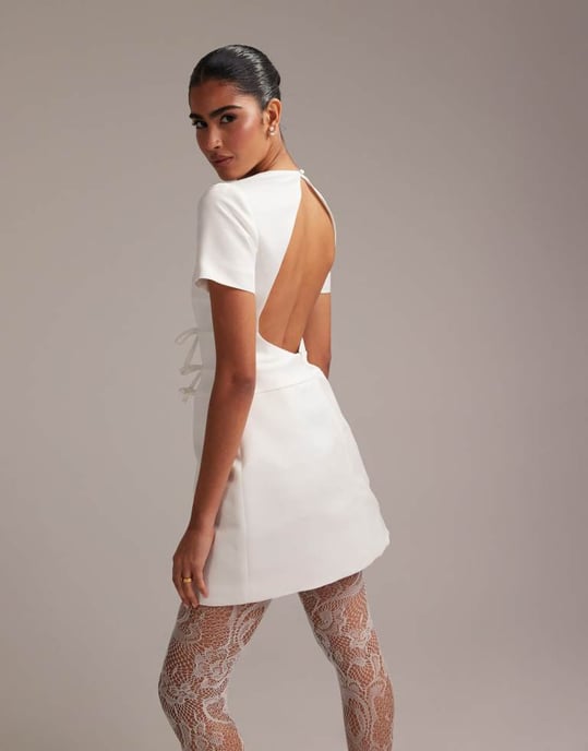 ASOS DESIGN strukturerad satäng mini klänning med båtdetalj i elfenben - Image 4