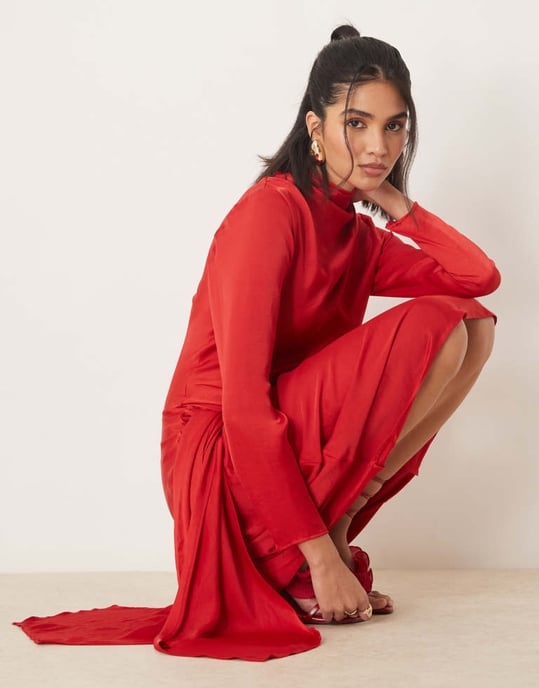 ASOS DESIGN långärmad satinklänning med knyt fram i röd - Image 2