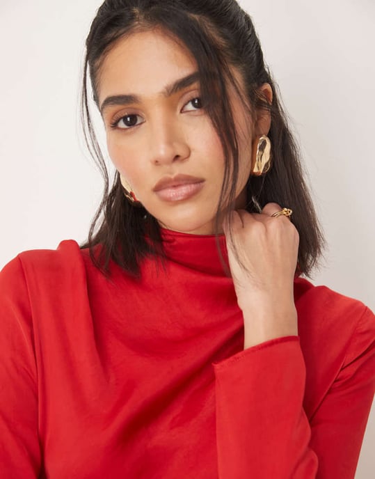 ASOS DESIGN långärmad satinklänning med knyt fram i röd - Image 3