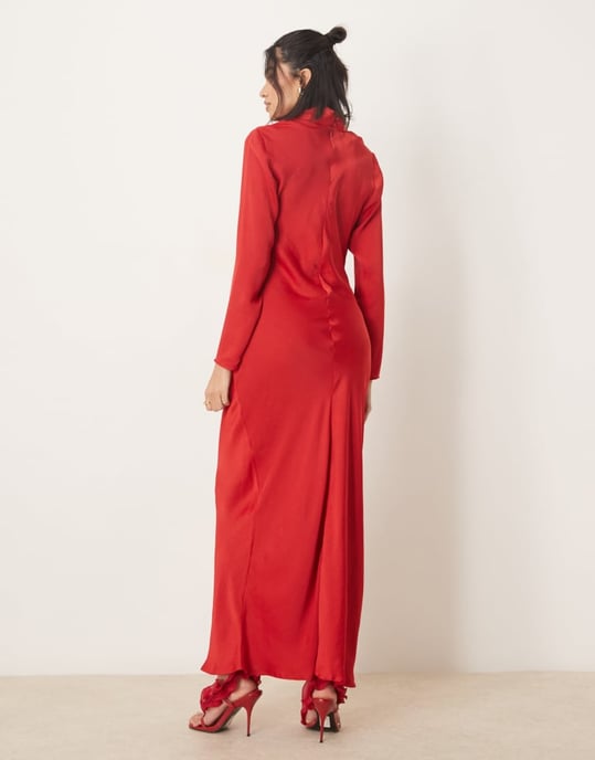 ASOS DESIGN långärmad satinklänning med knyt fram i röd - Image 4