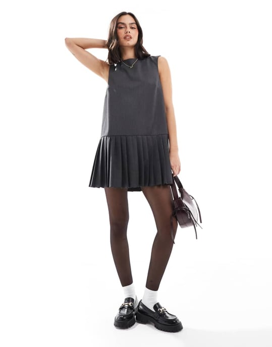 ASOS DESIGN snittad hals plisserad miniklänning i grått - Image 2