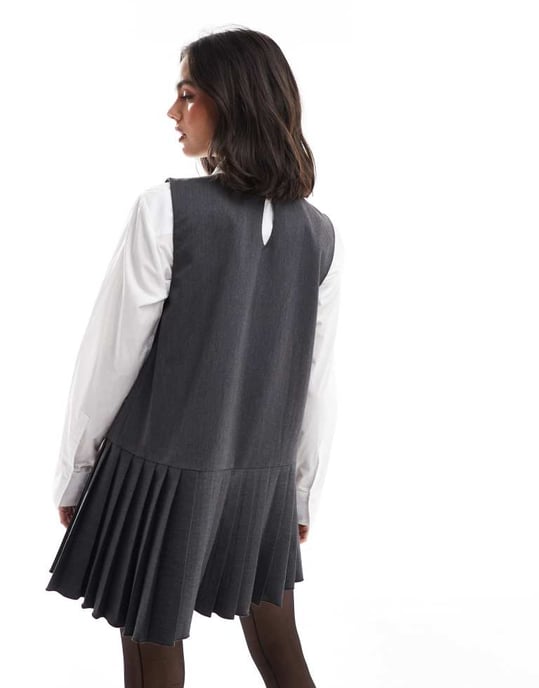 ASOS DESIGN snittad hals plisserad miniklänning i grått - Image 3