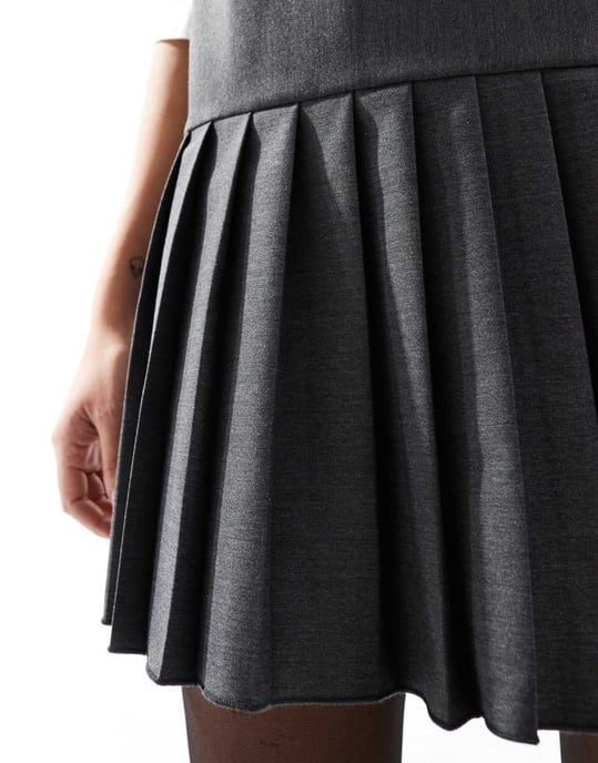 ASOS DESIGN snittad hals plisserad miniklänning i grått - Image 4