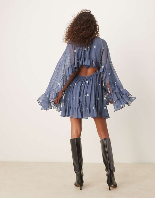ASOS DESIGN broderad dobby cape-overlay mini-klänning i dämpad blå - Image 2