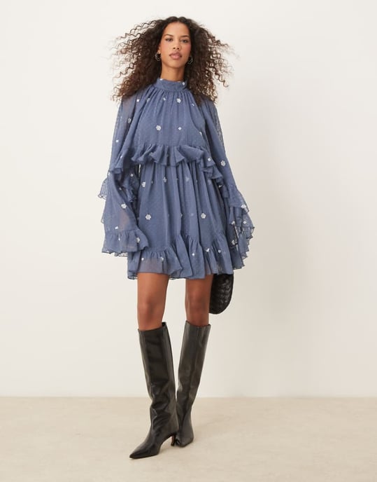 ASOS DESIGN broderad dobby cape-overlay mini-klänning i dämpad blå - Image 3