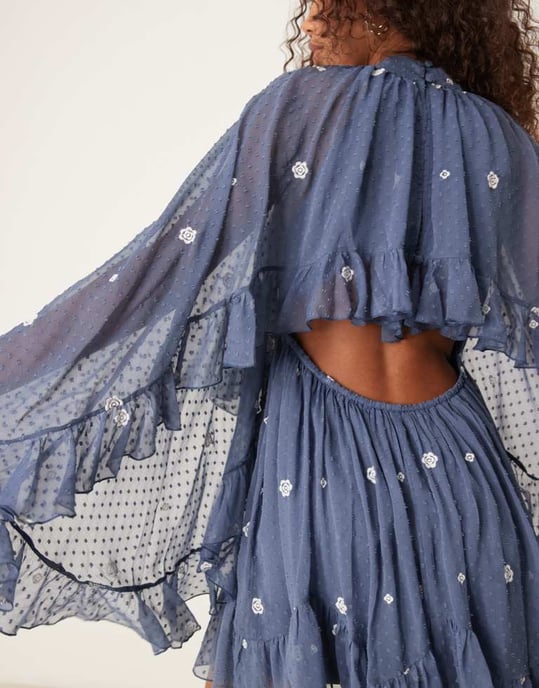ASOS DESIGN broderad dobby cape-overlay mini-klänning i dämpad blå - Image 4