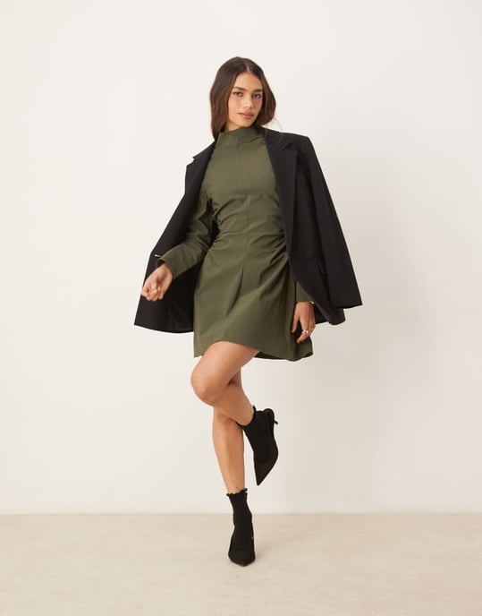 ASOS DESIGN skulpturerande höghalset miniklänning i khaki - Image 2