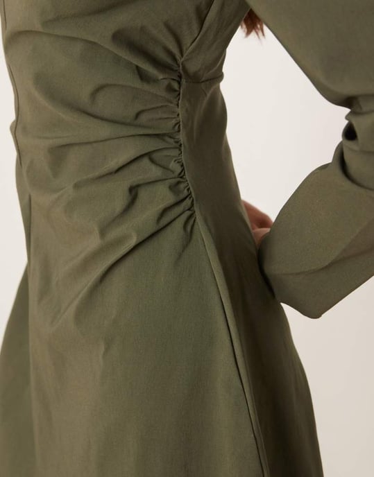 ASOS DESIGN skulpturerande höghalset miniklänning i khaki - Image 3