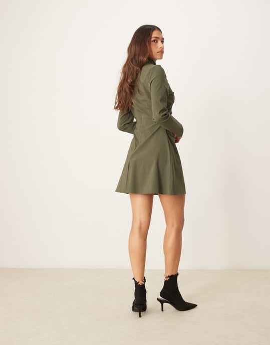 ASOS DESIGN skulpturerande höghalset miniklänning i khaki - Image 4