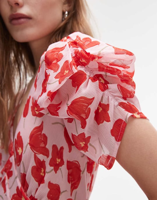 Topshop mini téklänning med nitar i rosa röda blommor - Image 2