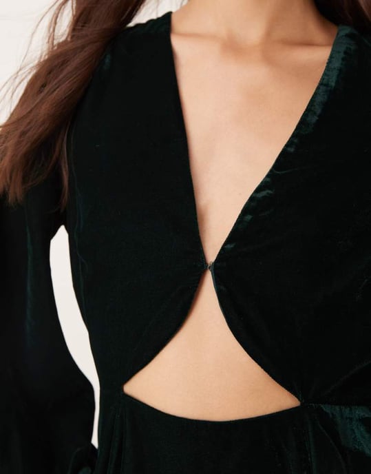 ASOS DESIGN långärmad sammetsklänning med cut-out i mörkgrön - Image 2