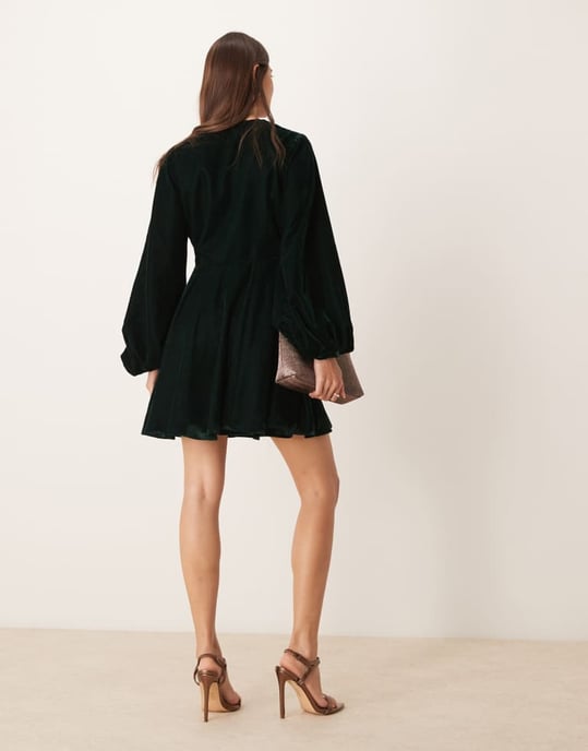 ASOS DESIGN långärmad sammetsklänning med cut-out i mörkgrön - Image 3