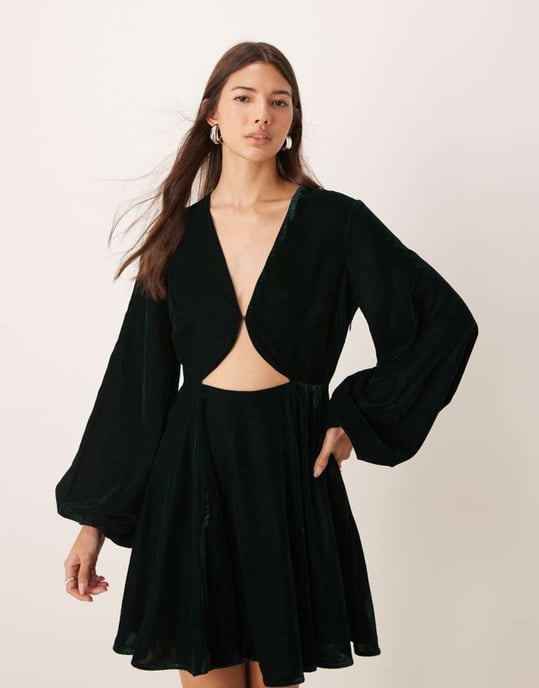 ASOS DESIGN långärmad sammetsklänning med cut-out i mörkgrön - Image 4