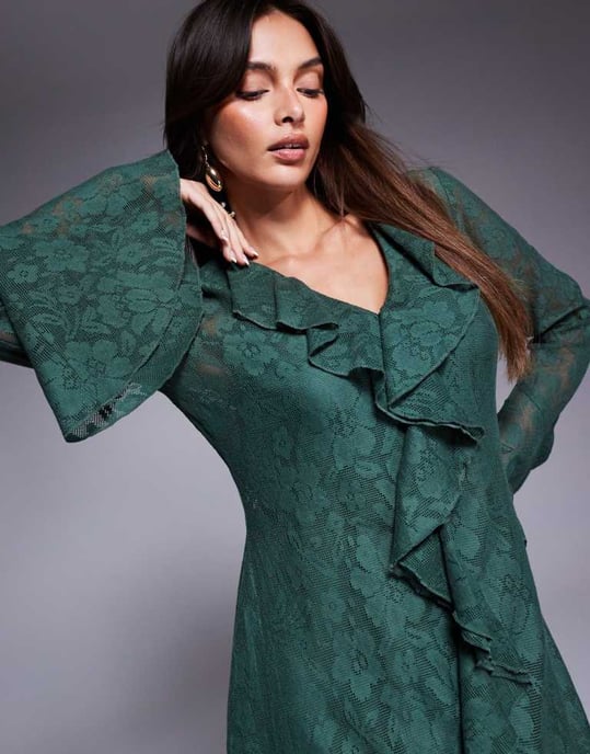 ASOS DESIGN virkat spets långärmad volang mini-klänning med hög-låg fåll i mörkgrön - Image 2
